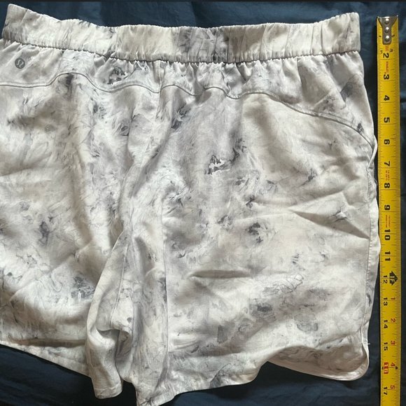 Lululemon Flat Front Relaxed HR Short in "Aquila Rhino Grey Multi "- size 14 - Picture 3 of 7
